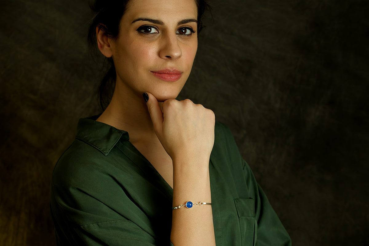 Woman wearing Melody bangle by Rouaida.