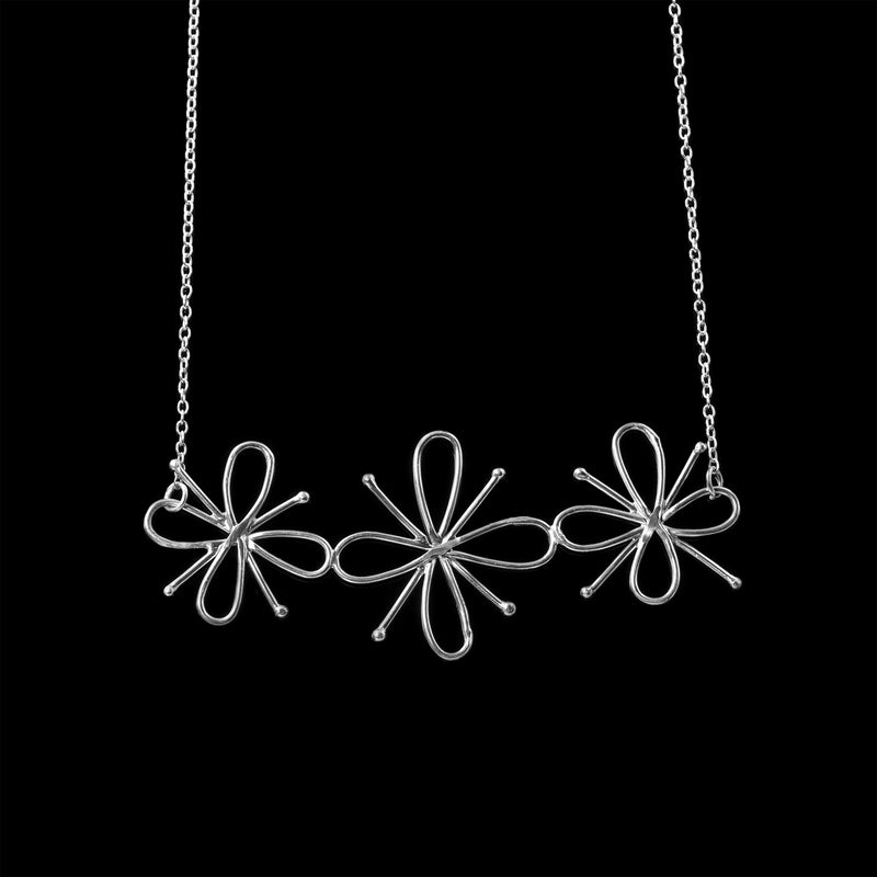 Daisies necklace by Rouaida.